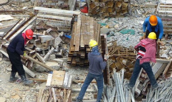 Chantier en construction avec salariés du BTP