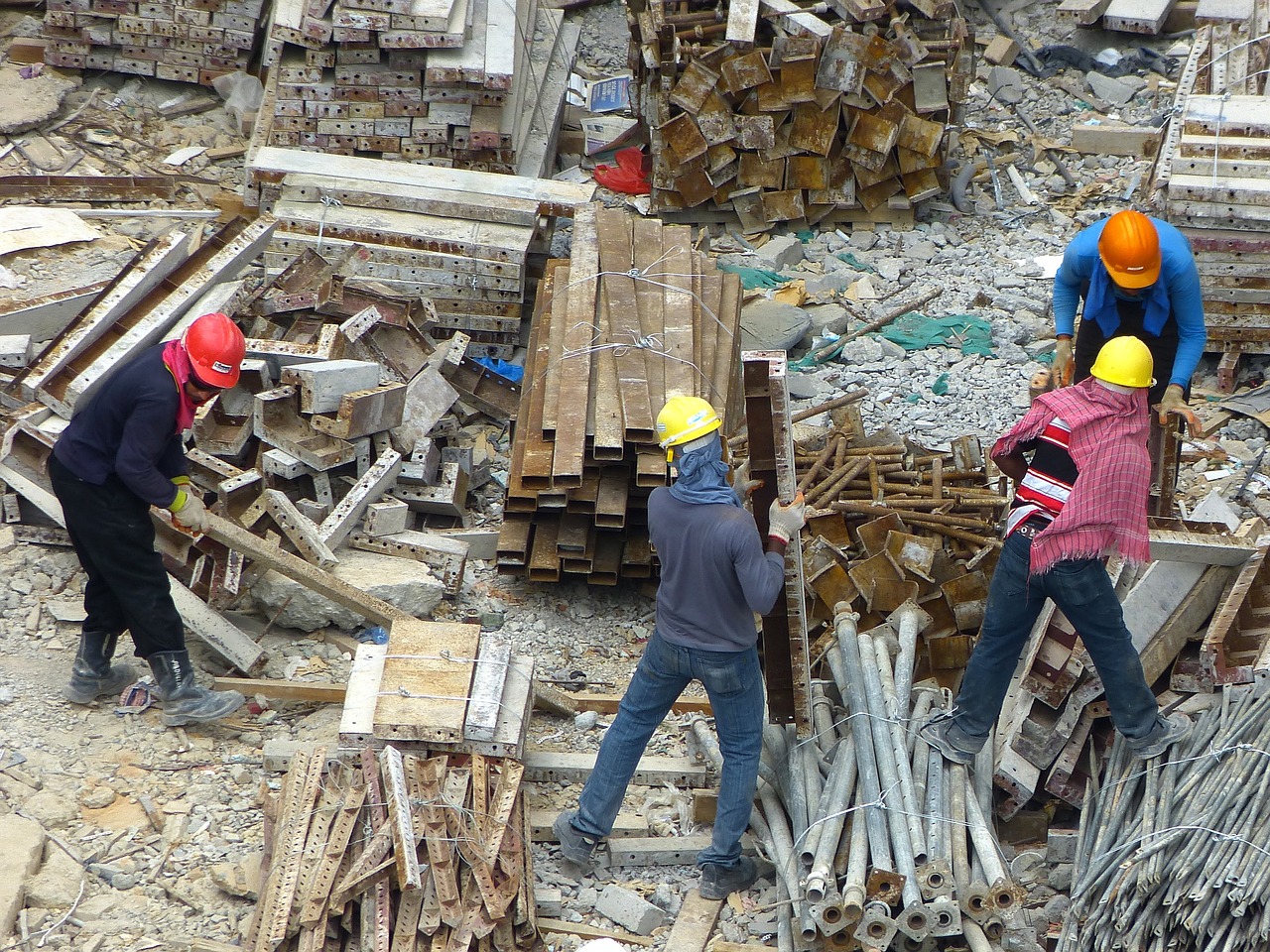 Chantier en construction avec salariés du BTP